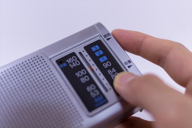 乾電池などの小さな電力で情報を得ることが出来るラジオは、災害時の強い味方になります。