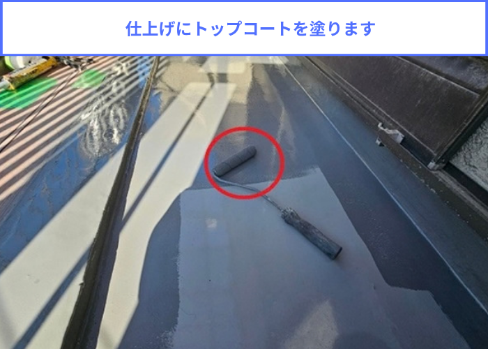 宝塚市　2階バルコニー床へのウレタン防水密着工法でひび割れを解消する現場でトップコート塗布