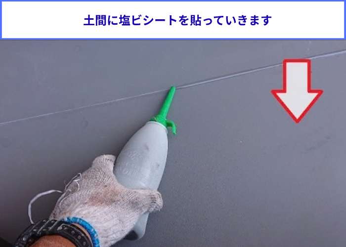 マンションのエントランス上で塩ビシート防水機械固定工法で塩ビシート貼り
