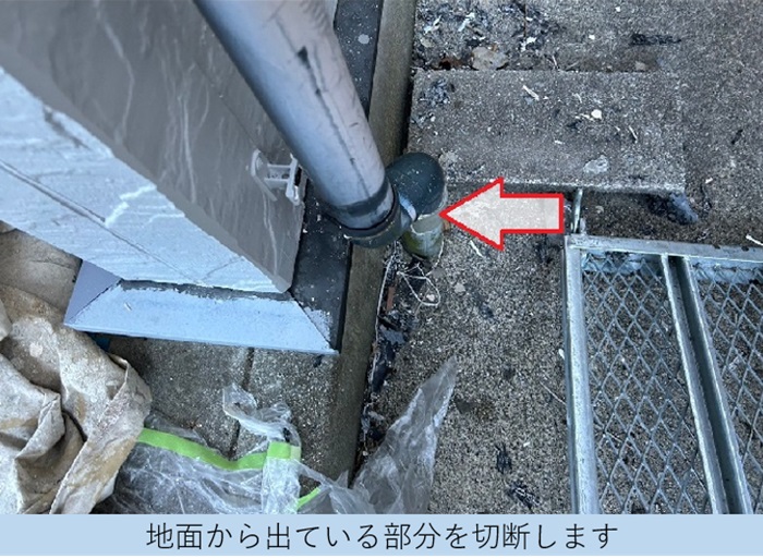 神戸市北区で3階建てハイツの竪樋は繋ぎ目から水漏れしている様子