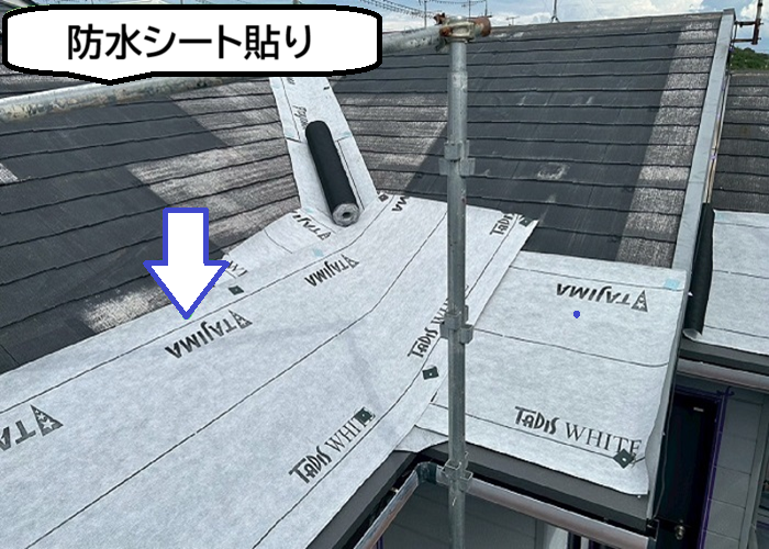 小野市でスーパーガルテクトを用いて屋根断熱工事を行う現場で防水シート貼り