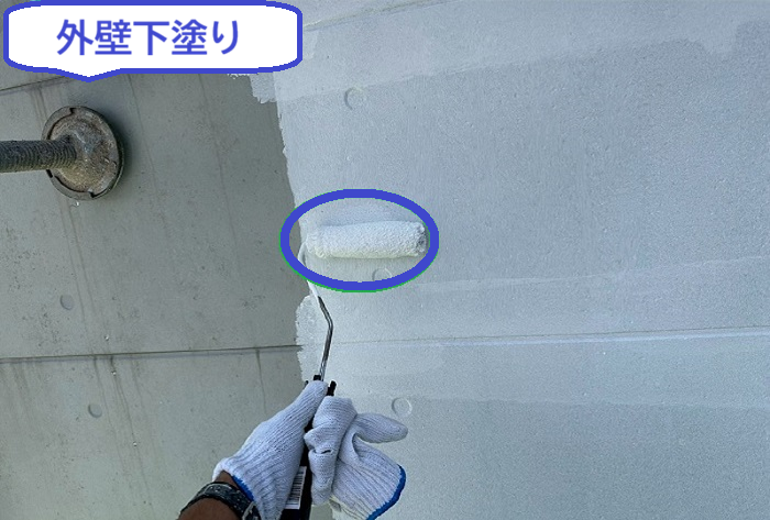 芦屋市で外壁の下塗りをする様子