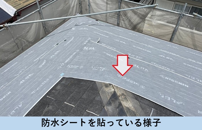 伊丹市でのスレート屋根カバー工法で防水シート貼り