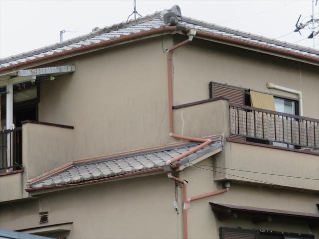 台風２１号の被害を受ける前には大屋根の上にテレビアンテナが載っていた。