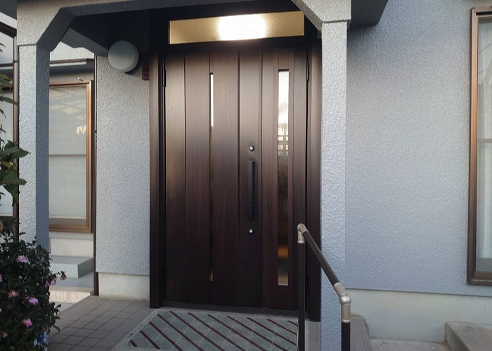 宝塚市　玄関ドアリフォームとしてリクシル製のリシェントを使用した後の様子