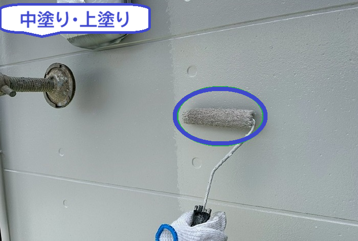 芦屋市で外壁の中塗り・上塗りをする様子