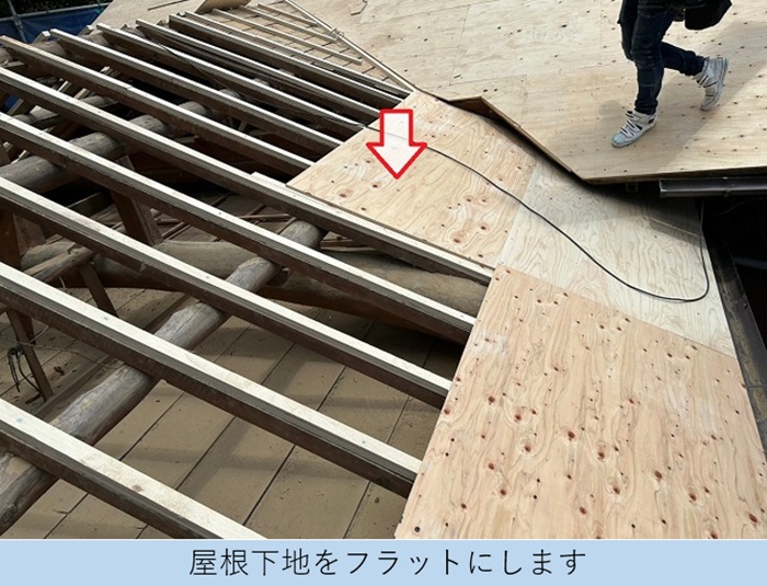 瓦屋根リフォームで下地用合板を貼っている様子