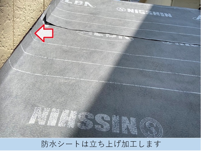 スレート屋根を撤去して防水シートを貼っている様子