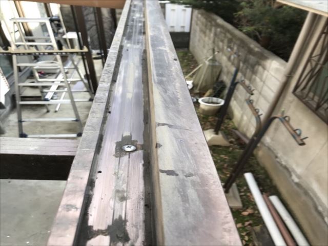テラス屋根の波板をポリカーボネート製強力タイプに交換して安心 | 宝塚市、神戸市で屋根や雨漏りの補修・リフォームなら街の屋根やさん