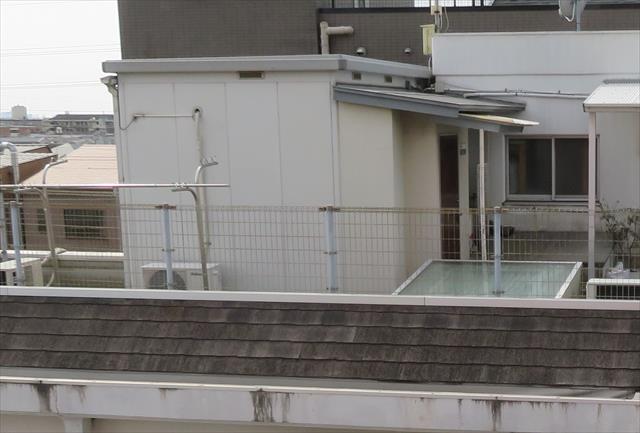 屋上に設置されたプレハブは防水工事の邪魔になるのか