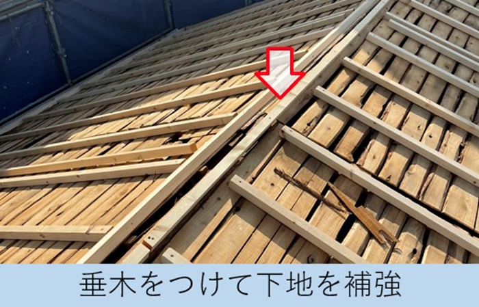 尼崎市での屋根葺き替え工事で垂木を取り付けている様子