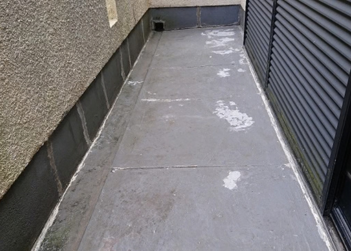 宝塚市　雨漏り修理としてウレタン防水通気緩衝工法を行う前の様子