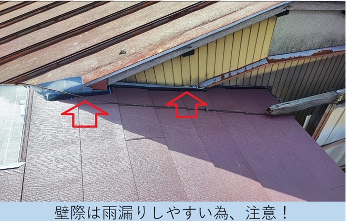 雨漏りしやすいスレート屋根の壁際