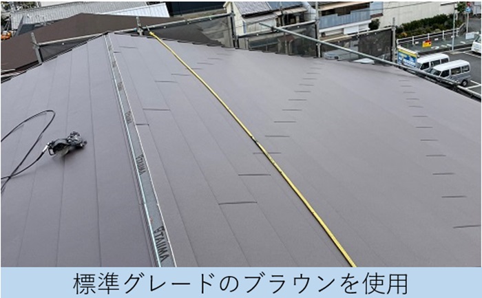 屋根カバー工事でIG工業スーパーガルテクトを葺いている様子
