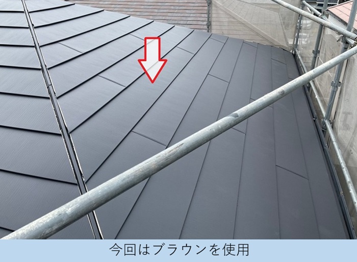 尼崎市で2階建て寄棟のコロニアル屋根へ金属屋根でカバー工事でフッ素ブラック使用