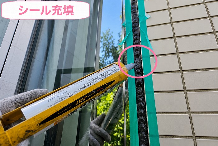 伊丹市でタイル壁の建具廻りを変成シリコンでシール打ち替えする現場でシール充填