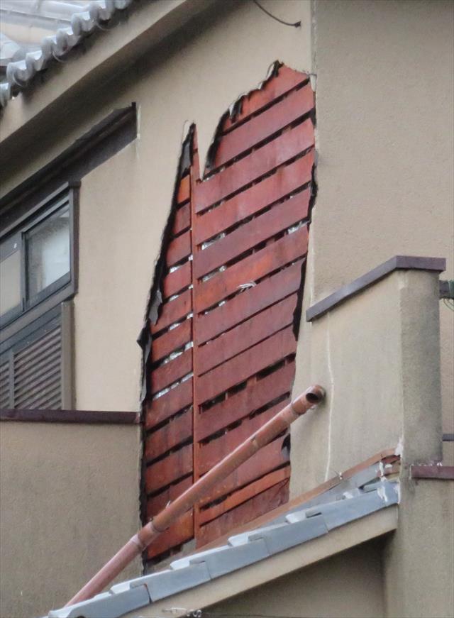 台風２１号の強風は、モルタル外壁を破壊して、下地の木材が露出する状態になっていました