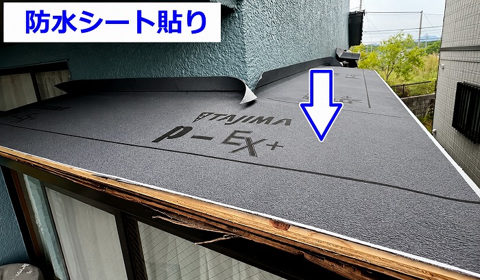 出窓上に防水シート貼り