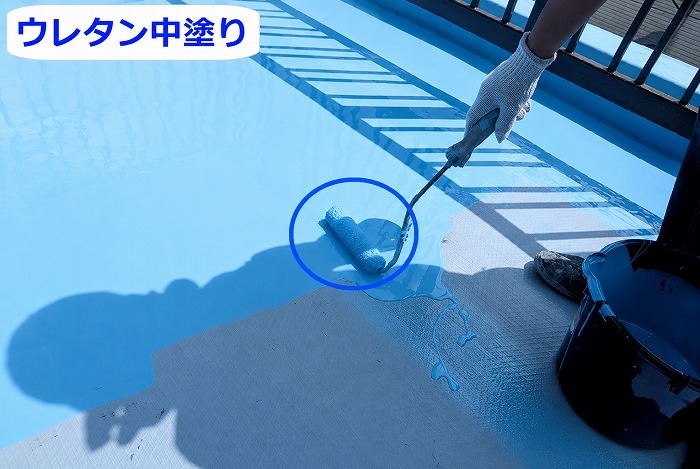 加古郡播磨町でオルタックエースを使用して車庫上防水工事を行う現場でウレタン中塗り