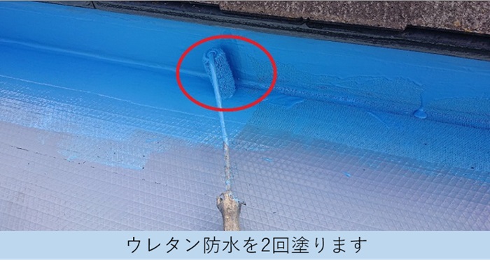 陸屋根防水工事で立ち上がりにウレタン防水を塗っている様子