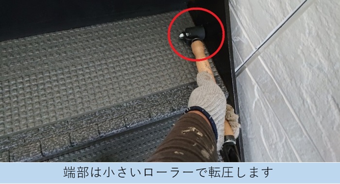 芦屋市の4階建てハイツでステップシートを転圧している様子