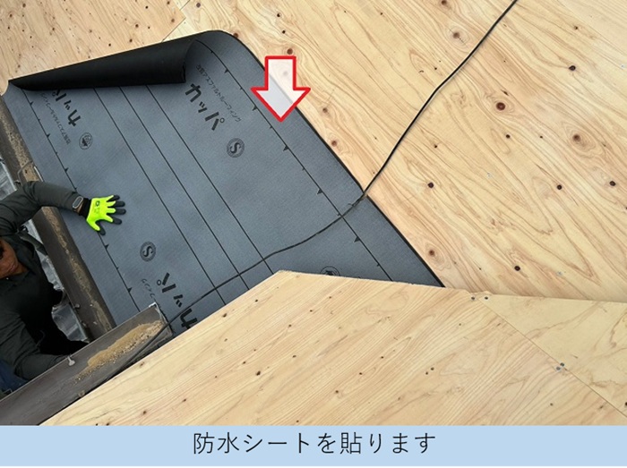 瓦屋根リフォームで防水シートを貼っている様子