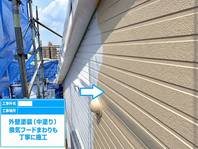 日本ペイントのラジカル制御塗料を用いて戸建ての外壁塗り替えで中塗り