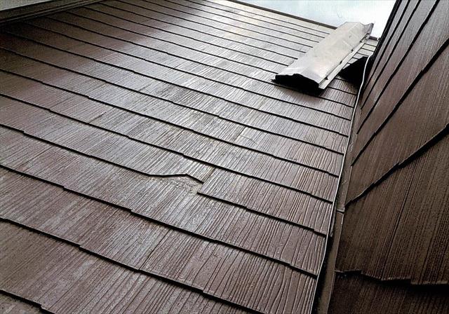 宝塚市では台風２１号の暴風で剥がされた棟包み板金が、屋根から今にも落下しそうになっている危険な状態が多発した