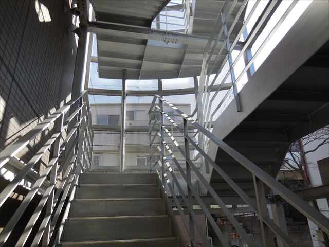 Ｈ型鋼と中空角型鋼材の躯体を有する共用階段は堅牢で耐震強度も十分にある