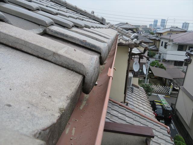 高槻市で大阪北部地震に遭った寄棟の瓦屋根は、棟や漆喰に被害が出たが、軒先のマンジュウ瓦はすべて正常な位置にありました。