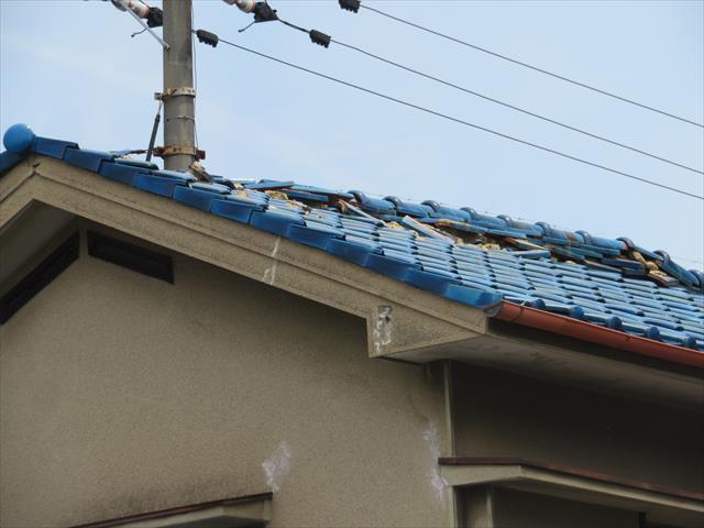 大阪北部地震で施釉瓦屋根の大棟に被害が出た