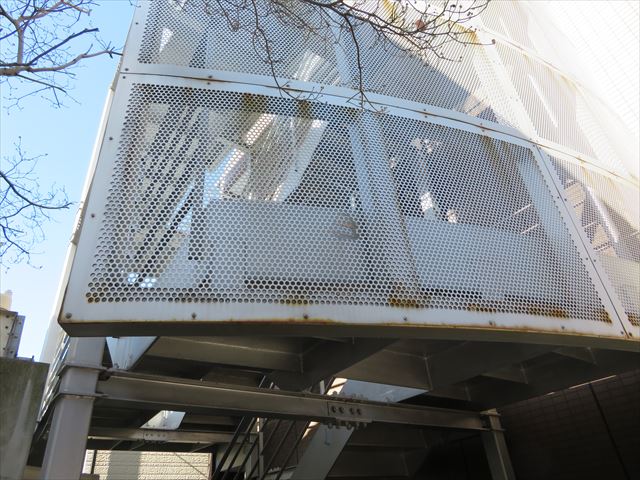 マンション共用階段の落下防止外壁はアルミ製パンチメッシュ板