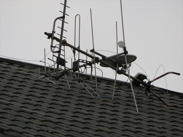 強風では大屋根の上のアンテナが倒壊して瓦を割っていることもあります