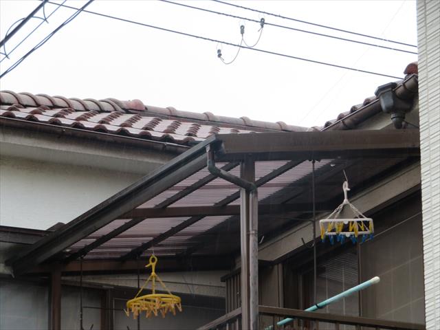 屋根と屋根の接合部分の直下で雨漏りが始まっています