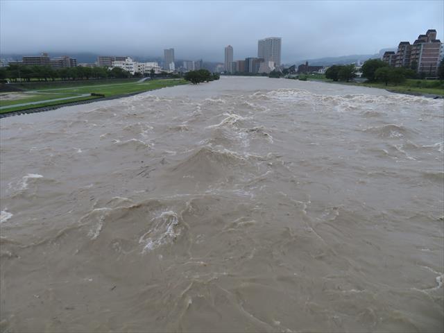 宝塚市の中心部を流れる武庫川も濁流が音を立てて流れ氾濫寸前です