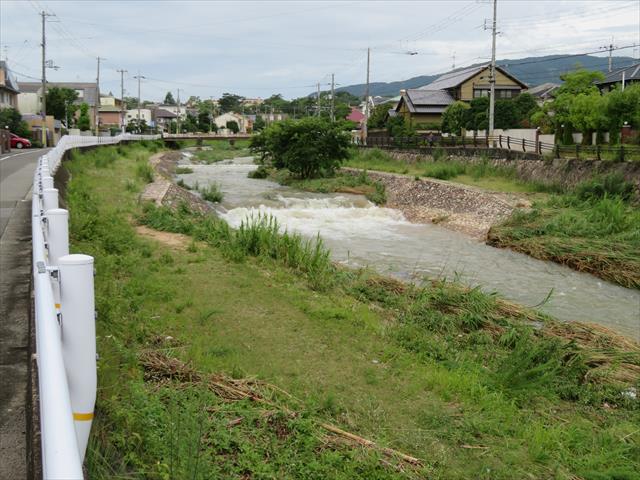 宝塚市、西宮市の住宅街を流れる仁川も濁流が流れ普段のせせらぎが姿を消しています