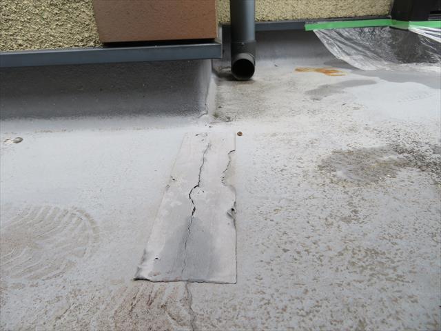 ＦＲＰ防水面が割れていたことで、雨水が染み込んで階下のリビングに雨漏りが発生する事例が多く見られました。西日本豪雨のような大雨、長雨が来る前に、ベランダ、バルコニーの防水膜が健全かを点検して対処してください。