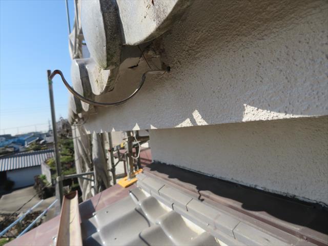 寄棟屋根は軒先全周に軒樋が設置されています。切妻屋根に比べ軒樋の使用数量は倍以上に登ります。