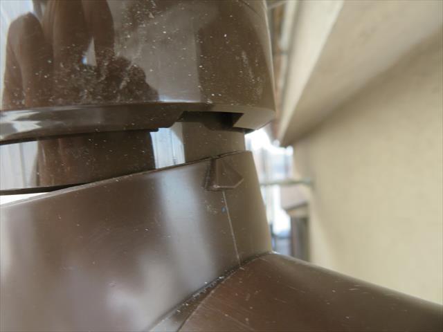 集水器とエルボは切り欠きと詰めの位置を合わせて差し込み、集水器の首を捻れば固定されます。