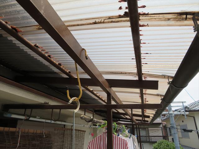 ベランダ屋根の支柱は鉄製で、施主様自身で塗装されたときにはみ出した塗料で波板を汚していたことが気になっていた