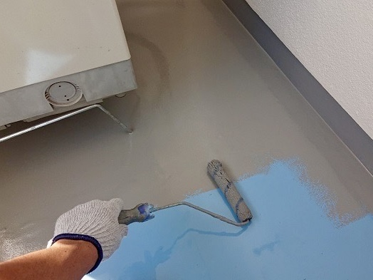 東灘区　マンションベランダ防水工事でトップコートを塗っている様子