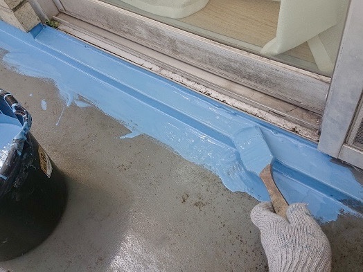 東灘区　ベランダ防水工事でウレタン防水を塗っている様子