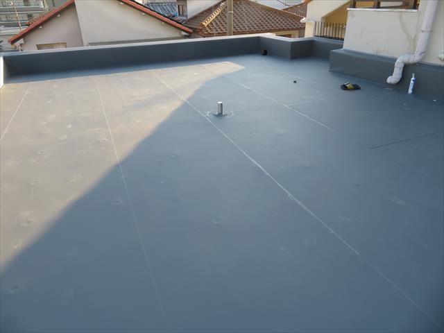 屋上の表面が１メートル程度の一定幅の継ぎ目が長い状態で存在する場合は、塩ビシート防水かゴムシート防水