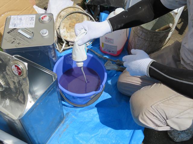 ＦＲＰ防水用中塗り樹脂にカラートナーを配合し最後に硬化剤を添加する