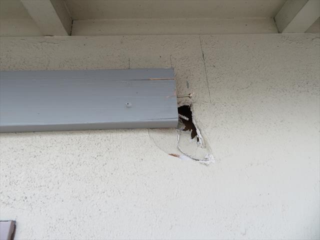 玄関ポーチ屋根が強風で剥がれたとき、玄関壁面も割れてしまった。