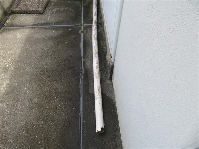 玄関ポーチ屋根は１本の支柱で支えられていたことで破損したわけではない