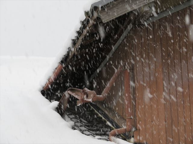降雪の重みで破損した雨どいは、雪止め金具と雨どい取り付け金具を増やすことで回避できる
