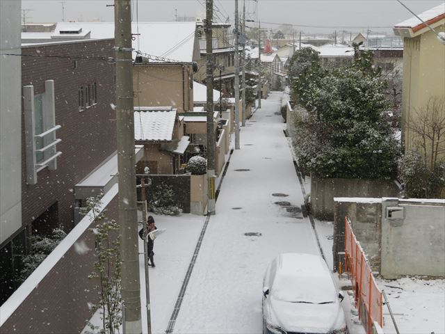 都会ではうっすら積雪するだけでも都市生活はマヒし、屋根からの落雪でも多くの被害を受けている