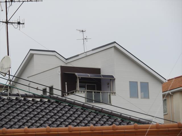 宝塚市のスレート屋根の棟包み板金が台風で欠損！屋根修繕の緊急性を考察