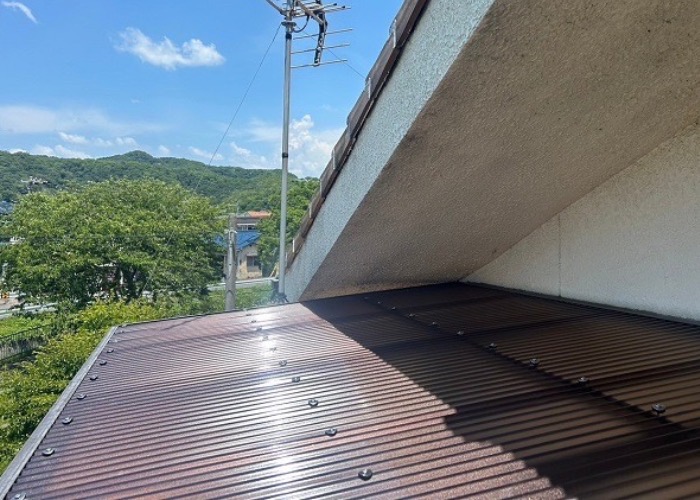 市川町　2階ベランダ屋根の波板を貼りかえた後の様子